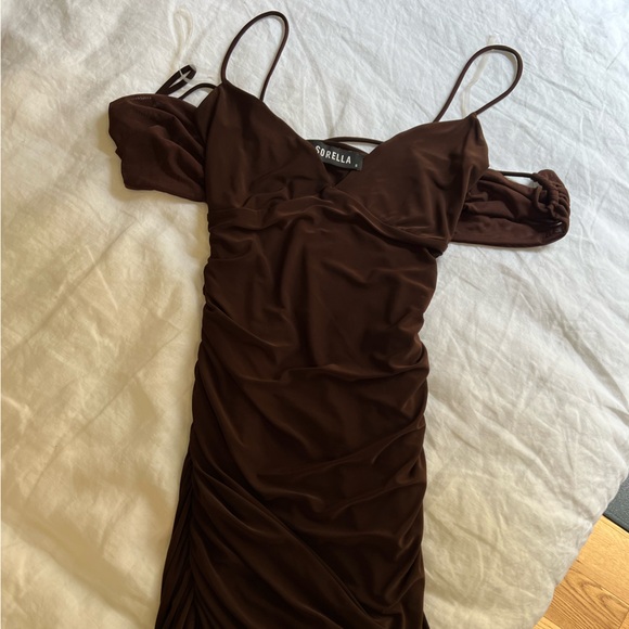 Brown mini dress SORELLA off the shoulder details and ruching on the right side - Picture 3 of 3